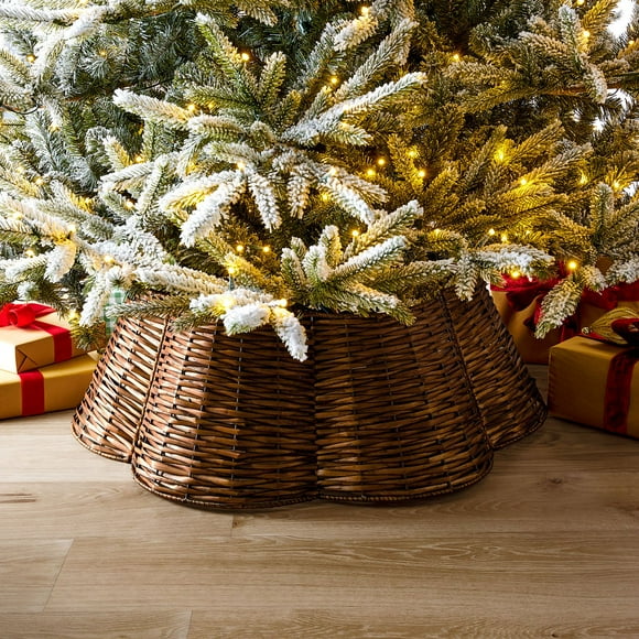 Member's Mark Scalloped Wicker Tree Collar